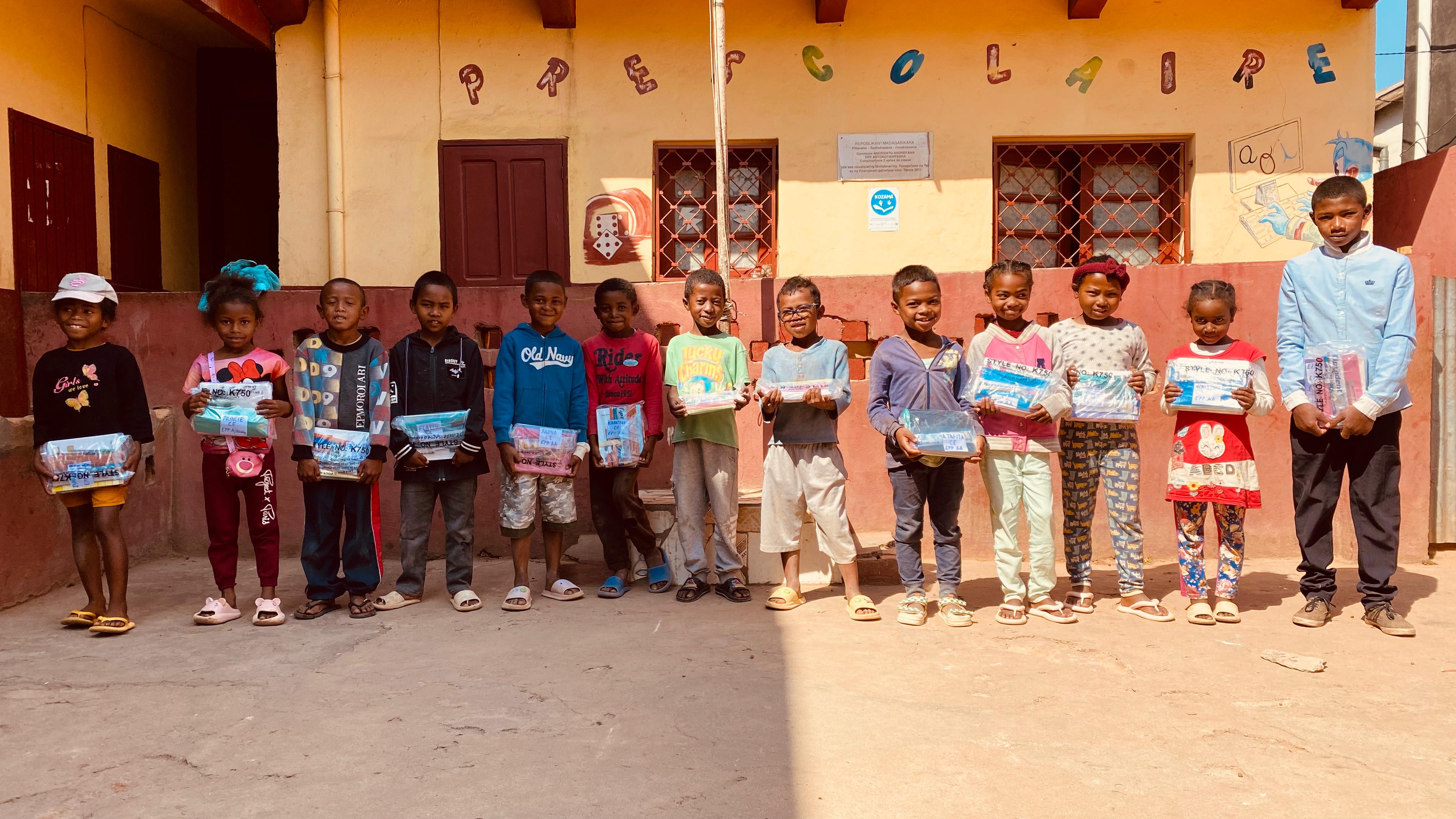 Distribution des fournitures scolaires NSAM