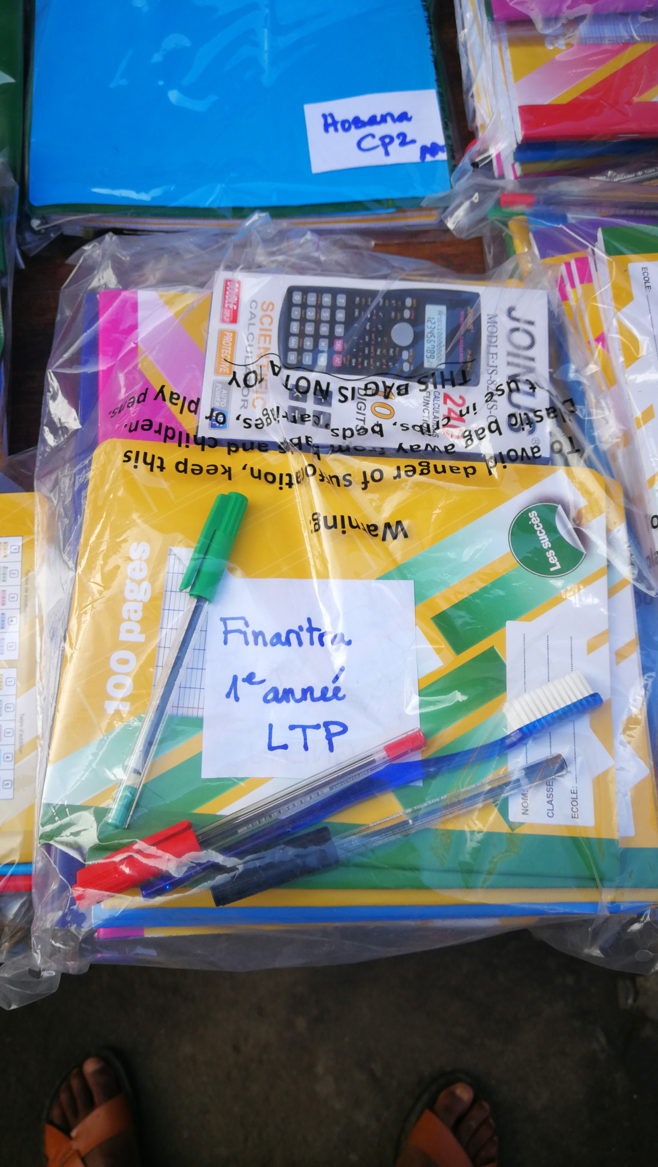Fournitures et manuels scolaires financés par les dons