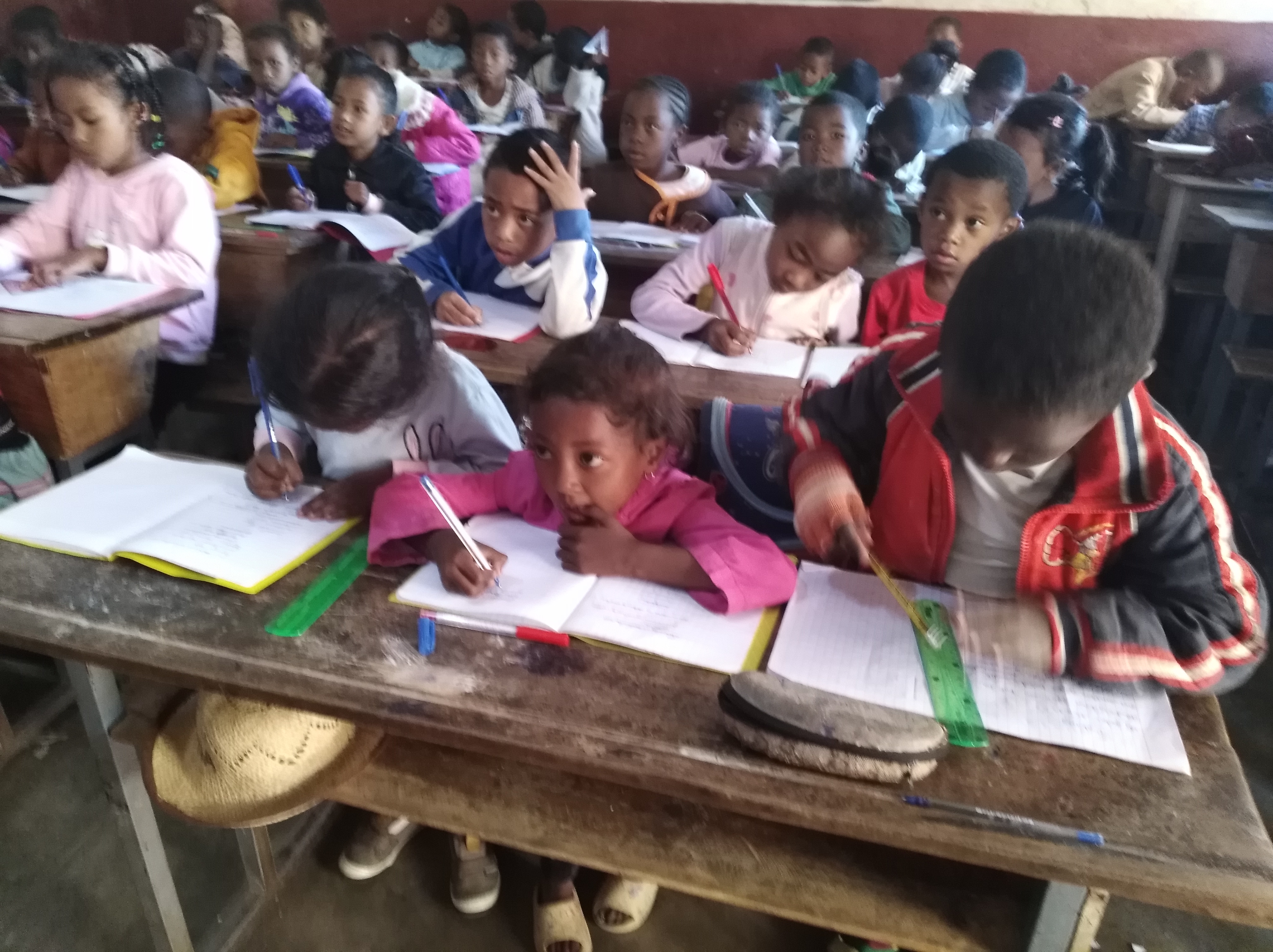 Élèves d'Anosizato faisant leurs devoirs